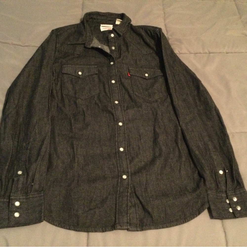 Woman’s Levi denim shirt. NWOT. Black wash